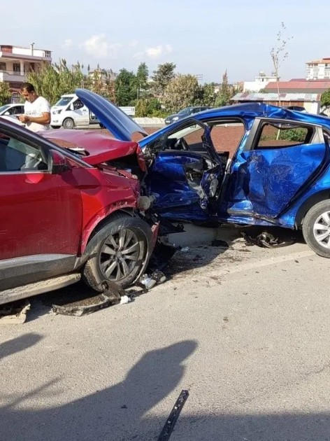 Hatay'da iki otomobil çarpıştı: 5 yaralı